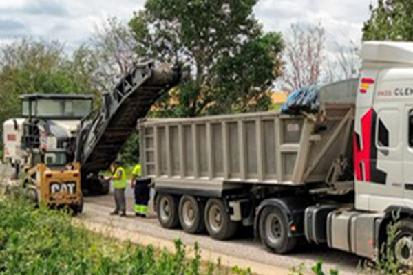 maquina extracion asfalto cargando camion 2